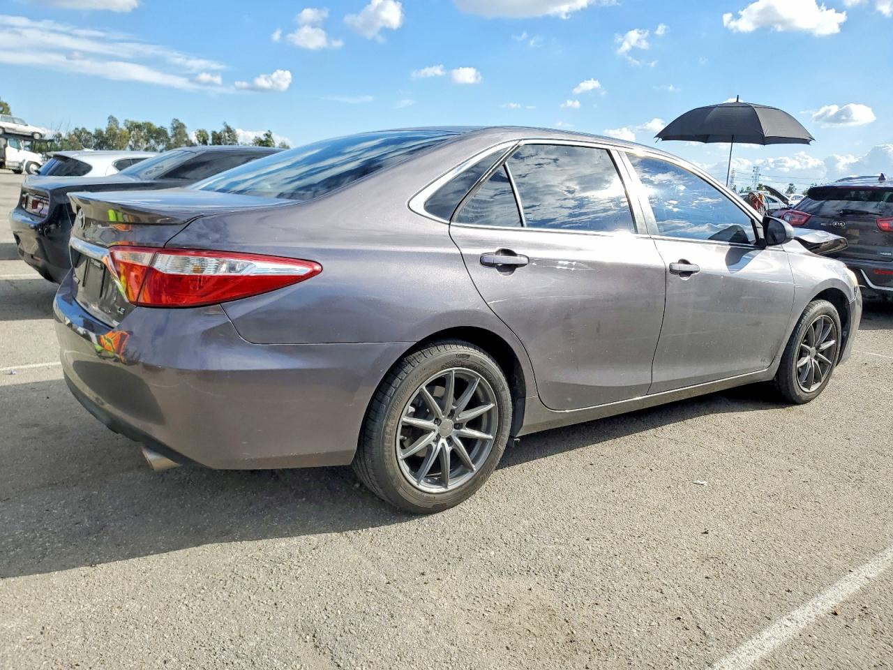 2016 TOYOTA CAMRY LE photo 3