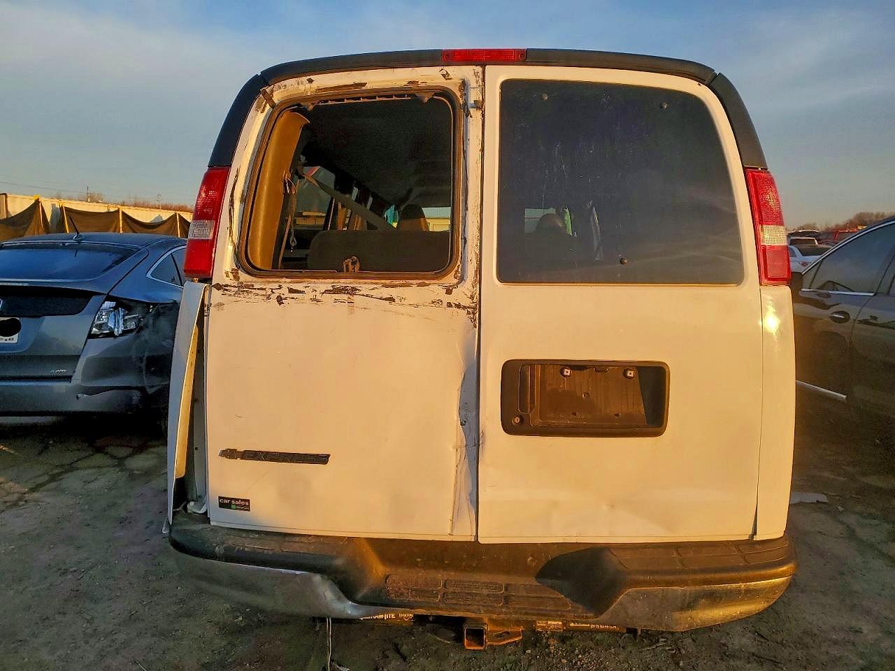 2017 CHEVROLET EXPRESS G3500 LT photo 6