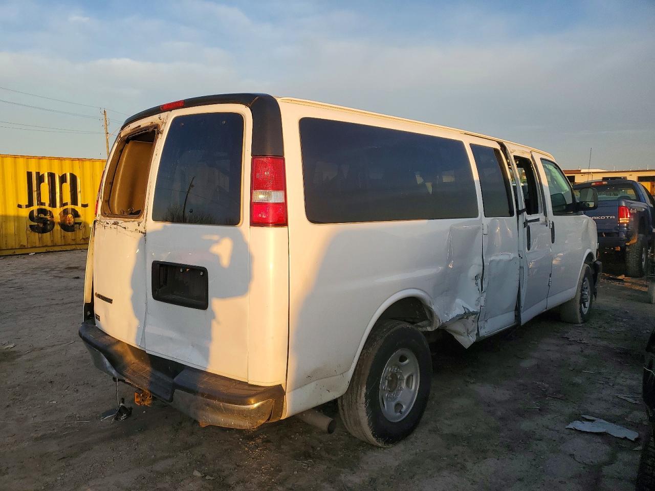 2017 CHEVROLET EXPRESS G3500 LT photo 3