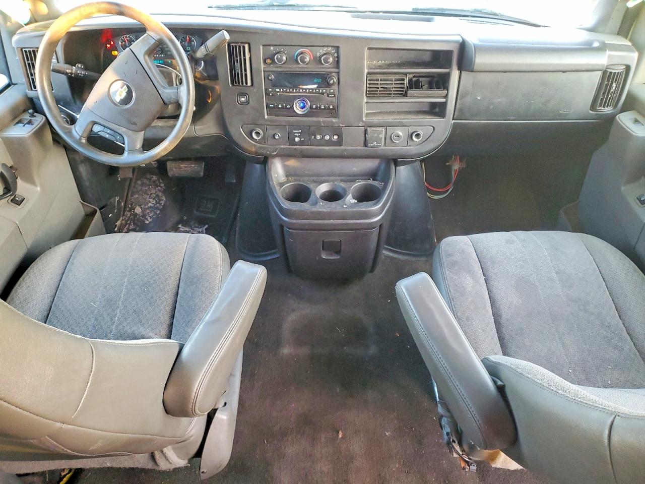 2017 CHEVROLET EXPRESS G3500 LT photo 8