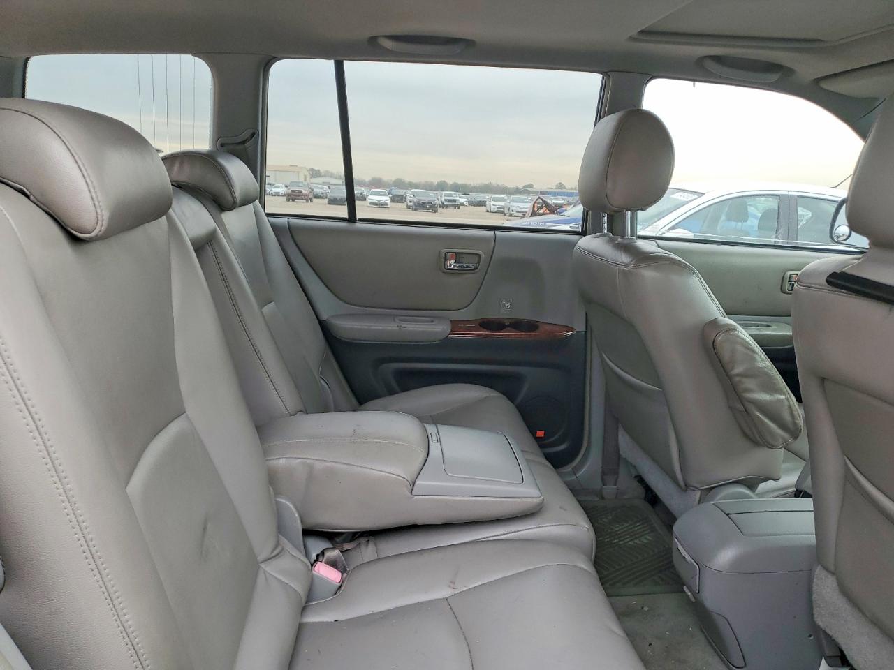 2004 TOYOTA HIGHLANDER BASE photo 10