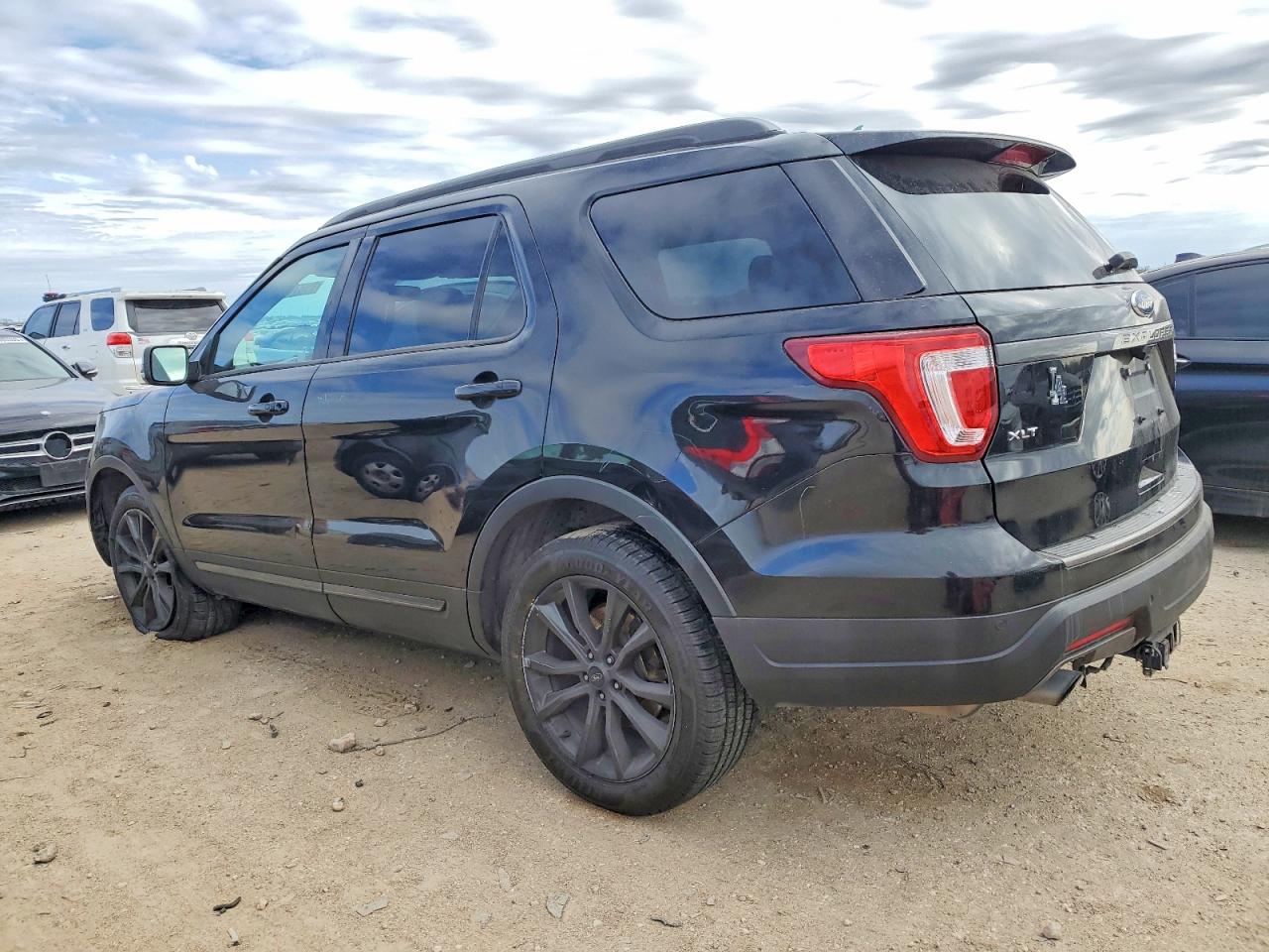 2018 FORD EXPLORER XLT photo 2