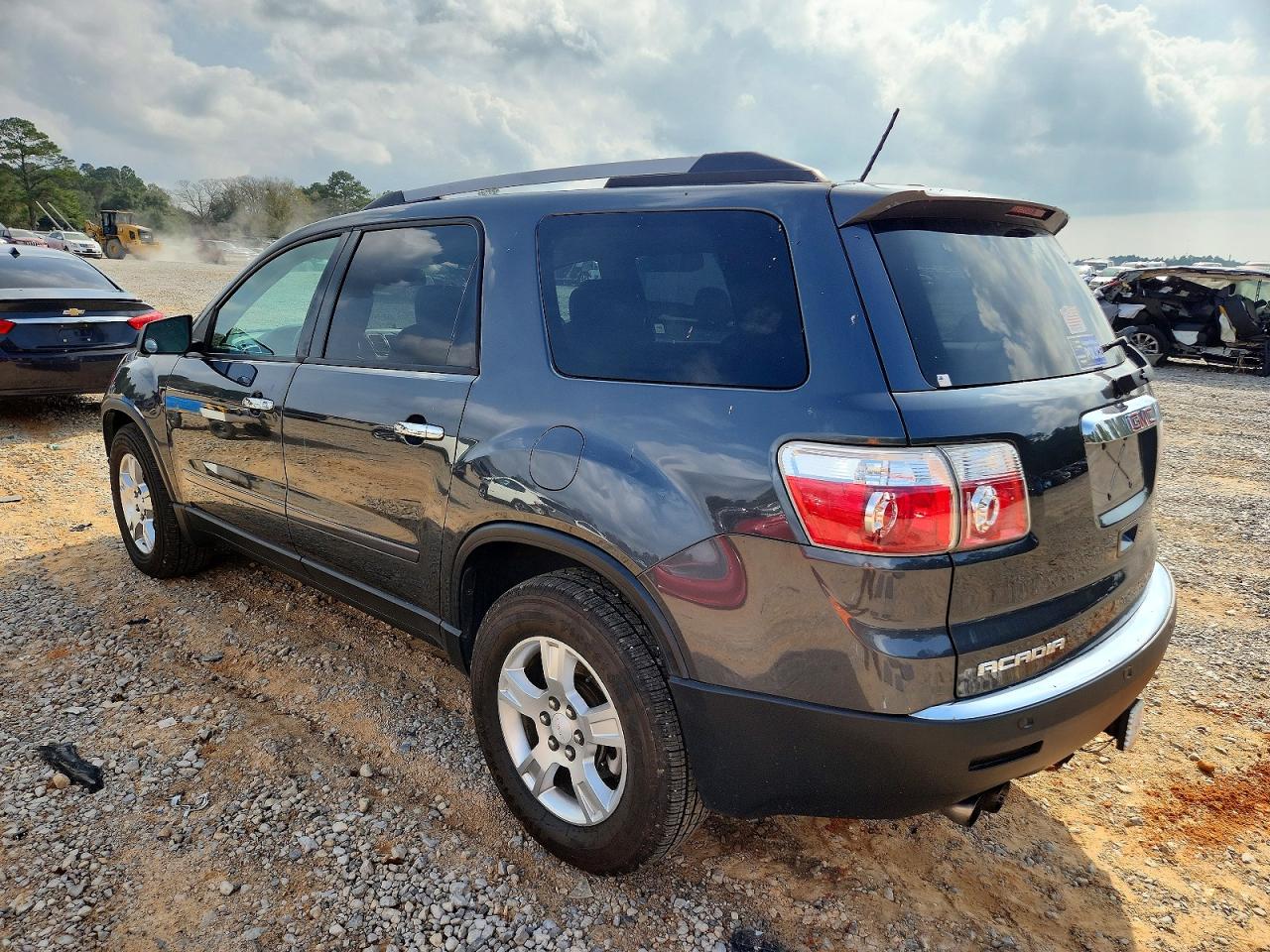 2011 GMC ACADIA SLE photo 2