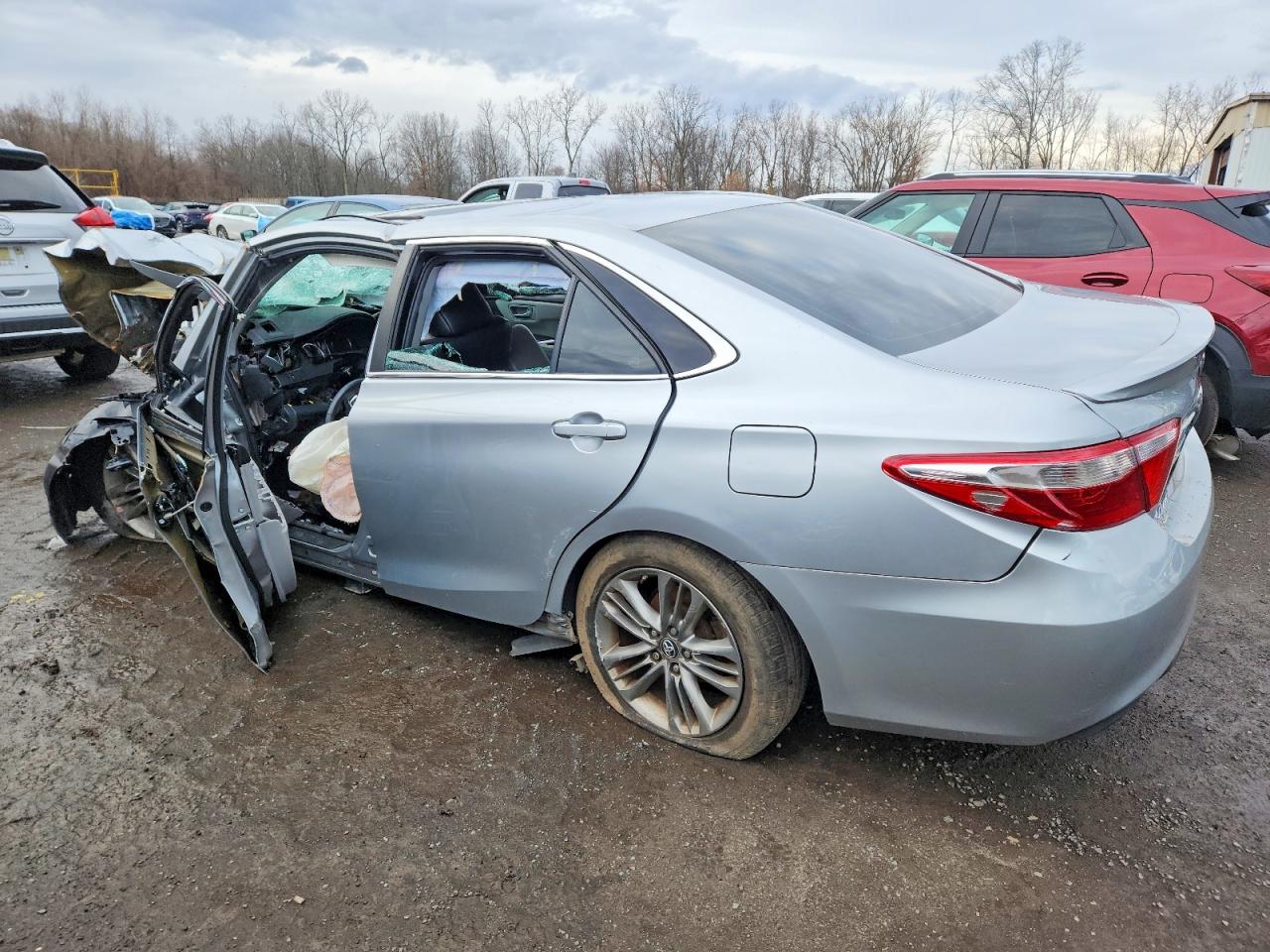 2017 TOYOTA CAMRY SE photo 3