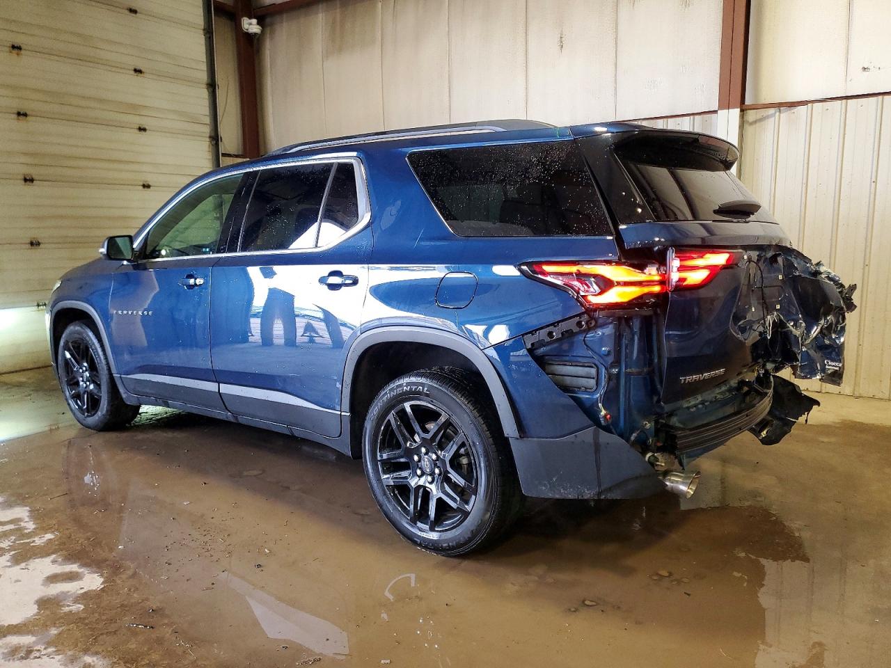 2023 CHEVROLET TRAVERSE LT photo 2