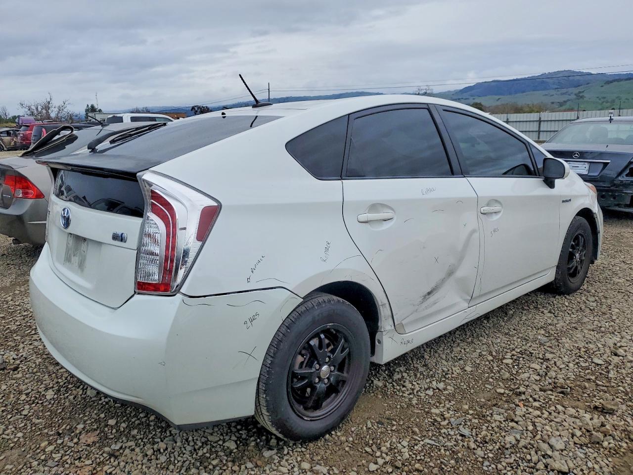 2014 TOYOTA PRIUS photo 3