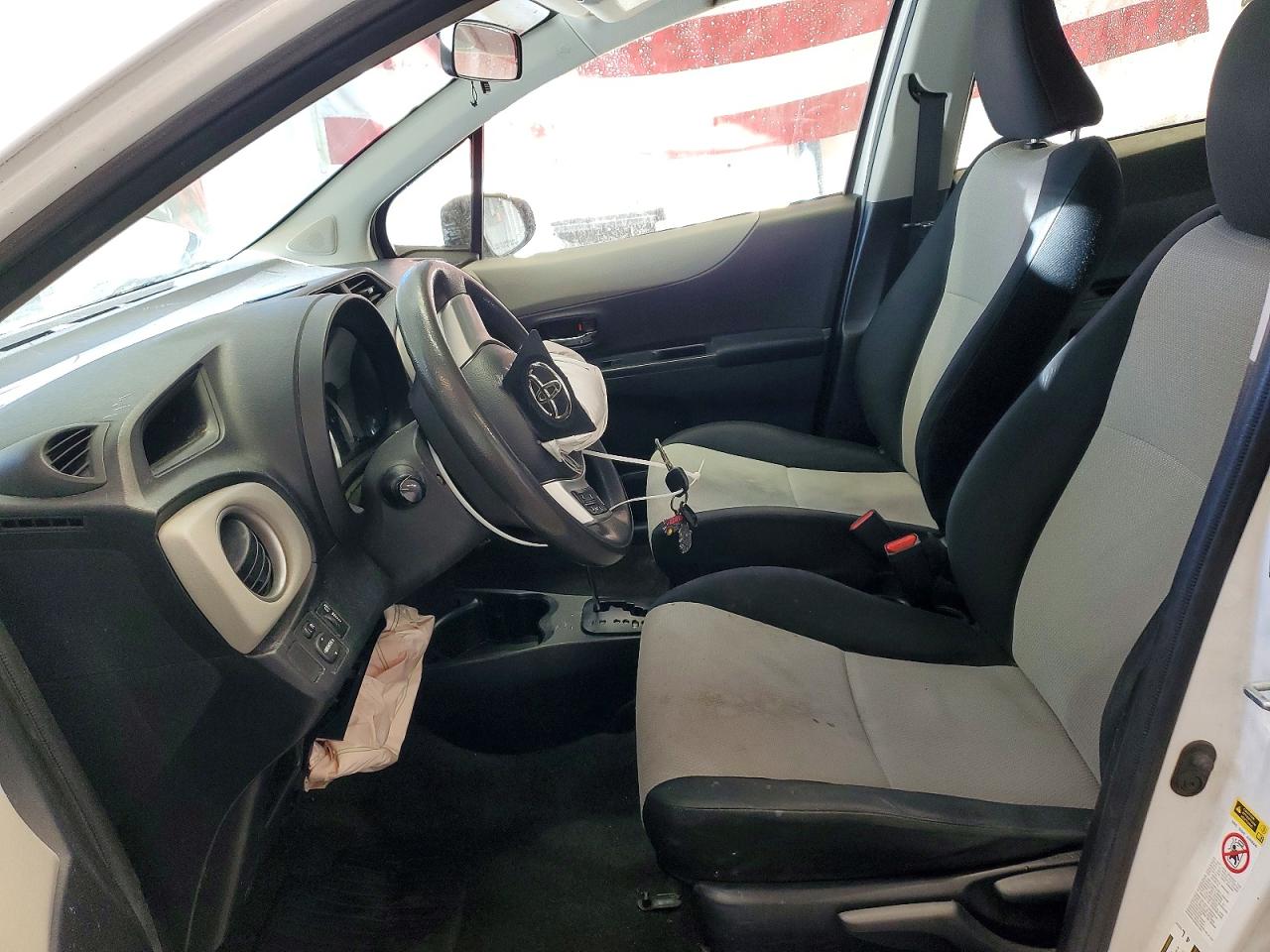 2012 TOYOTA YARIS photo 7