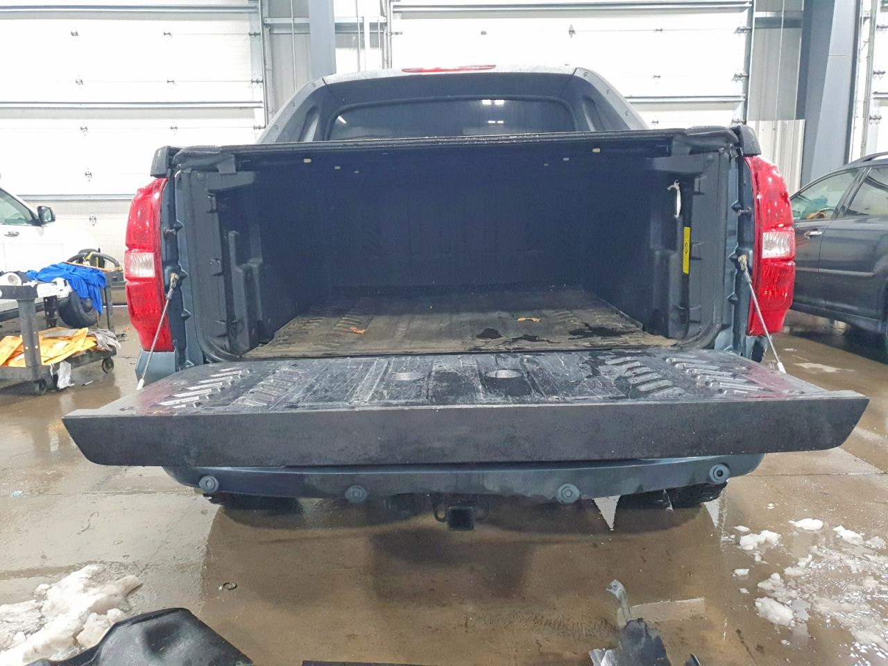 2011 CHEVROLET AVALANCHE LT photo 6