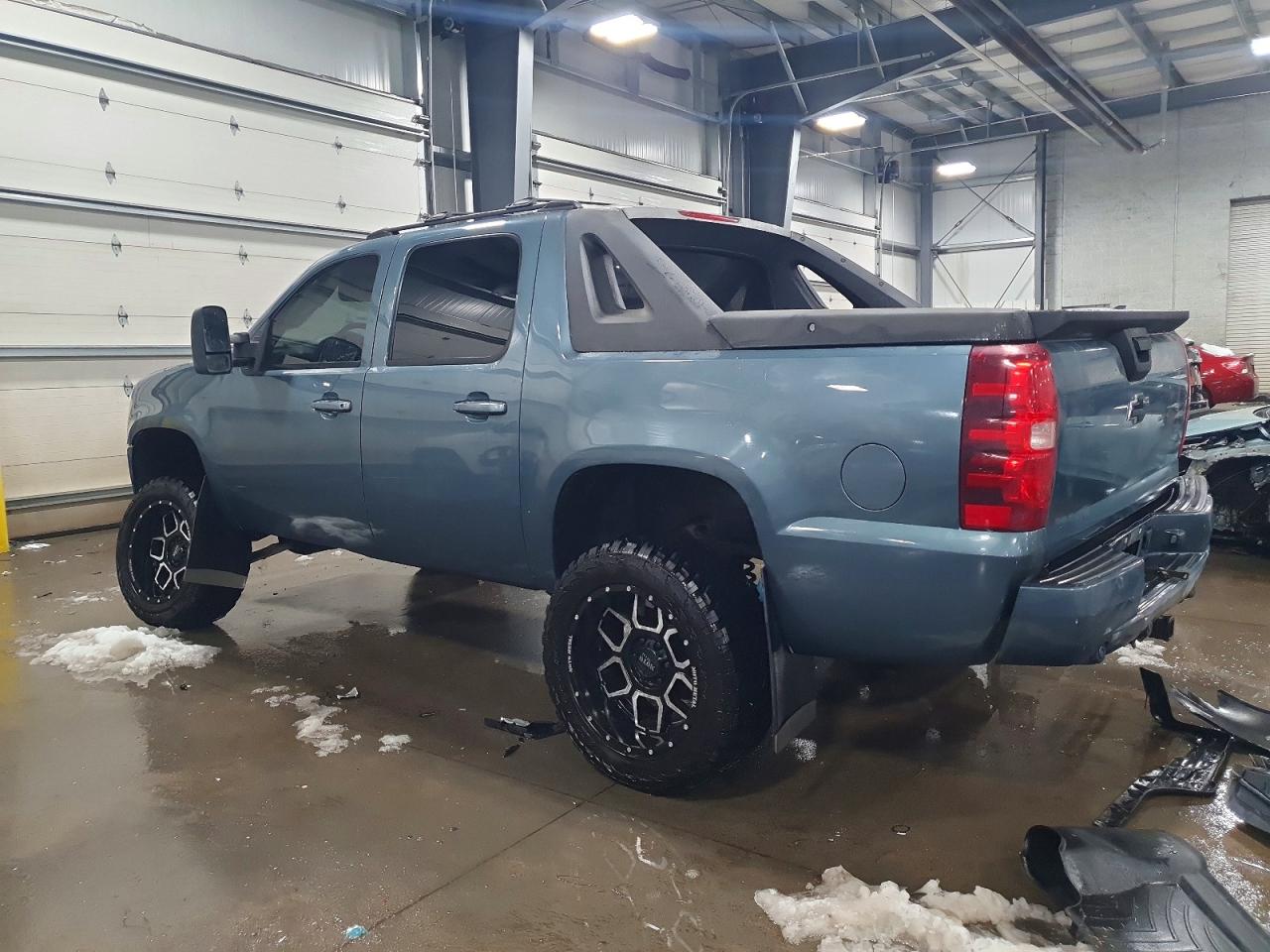 2011 CHEVROLET AVALANCHE LT photo 2