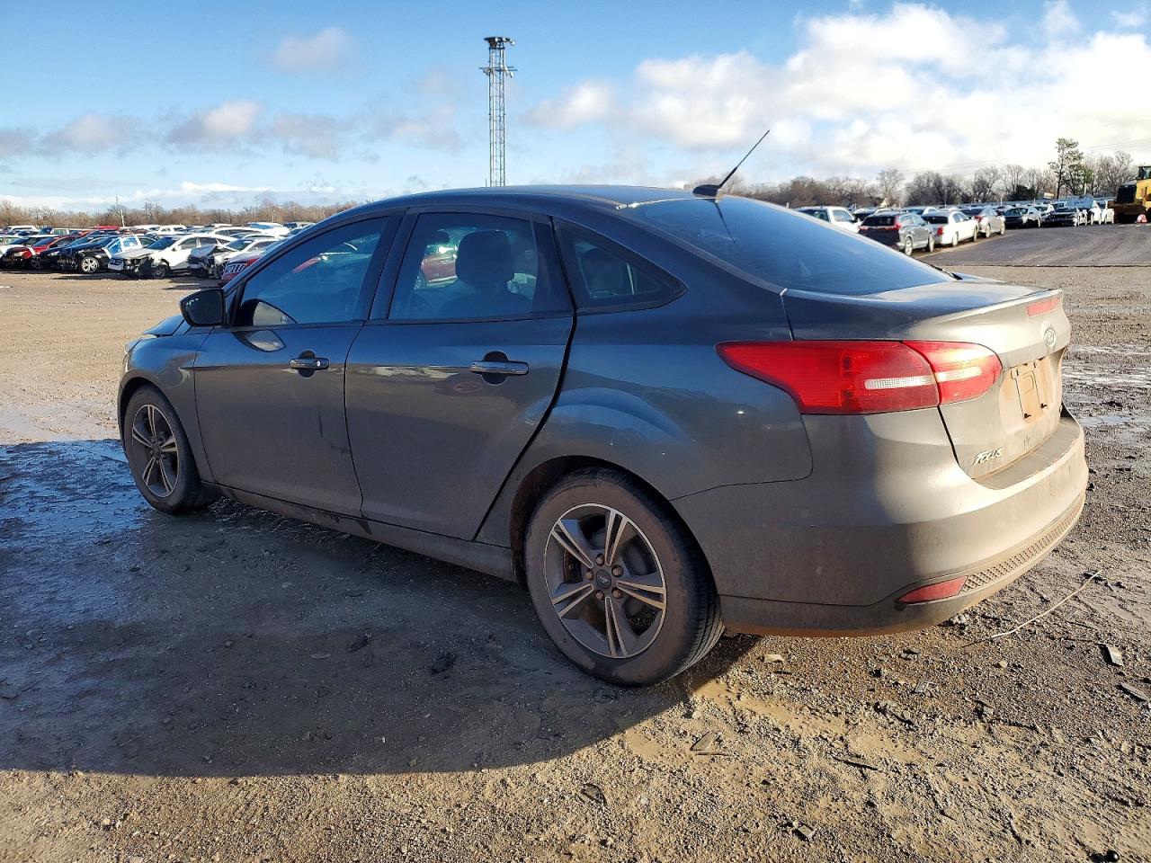 2018 FORD FOCUS SE photo 2