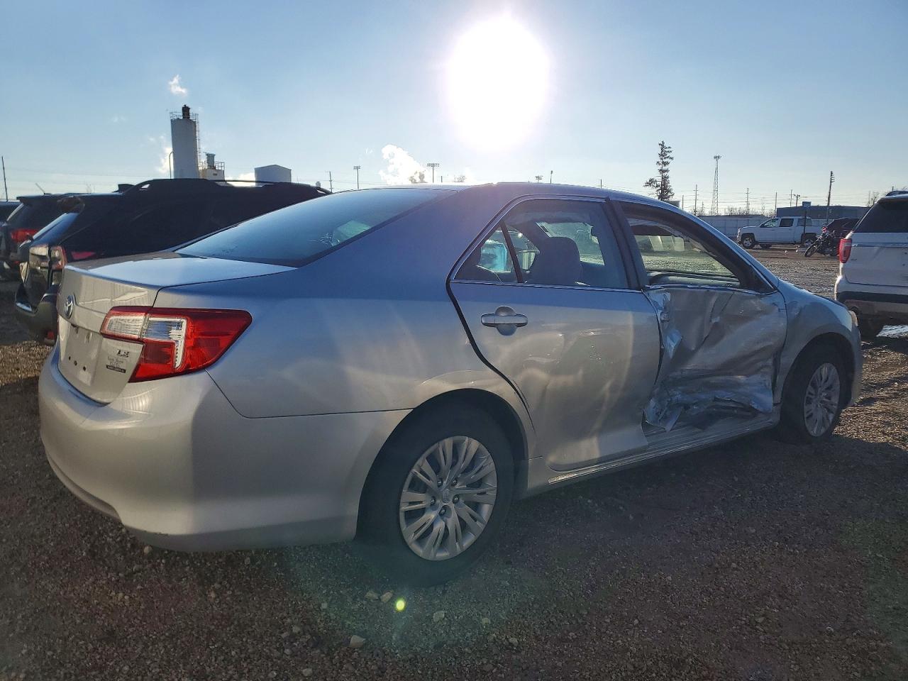 2014 TOYOTA CAMRY L photo 3