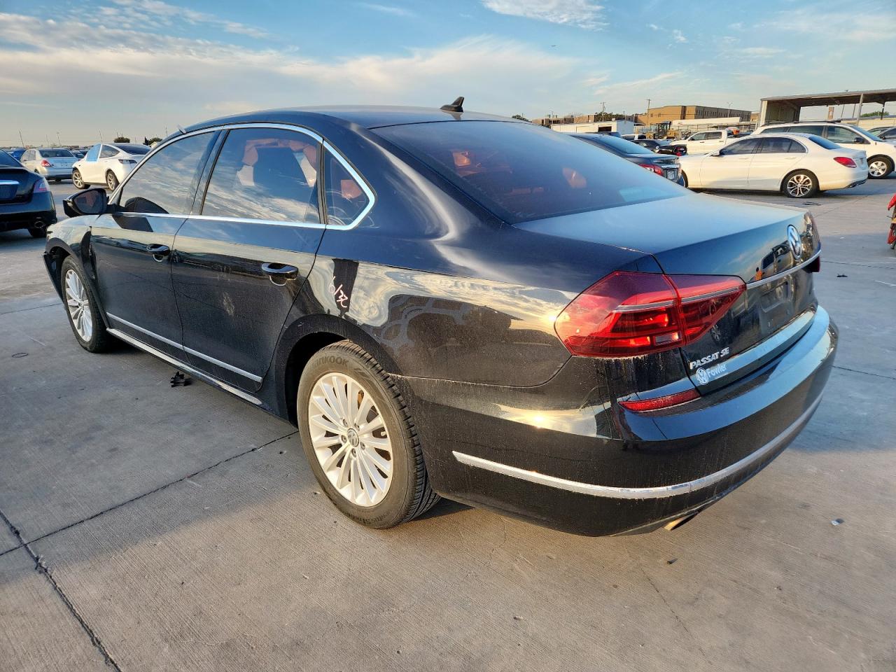 2017 VOLKSWAGEN PASSAT SE photo 2