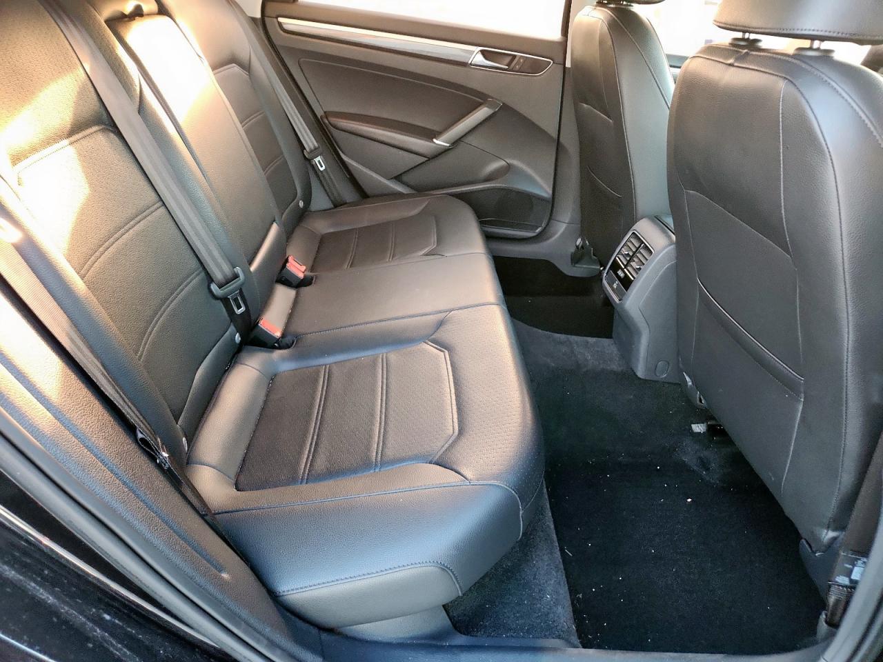 2017 VOLKSWAGEN PASSAT SE photo 10