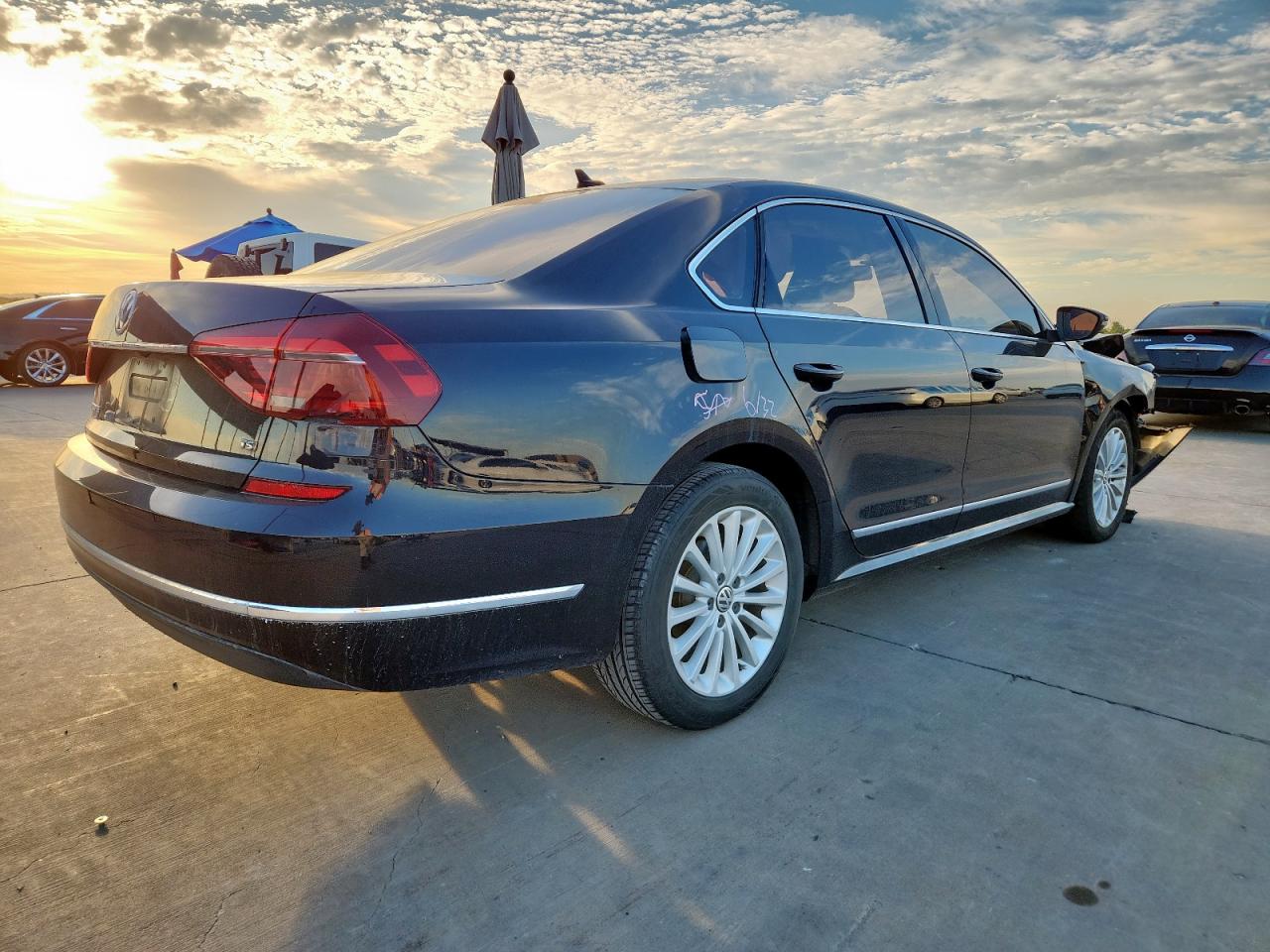 2017 VOLKSWAGEN PASSAT SE photo 3