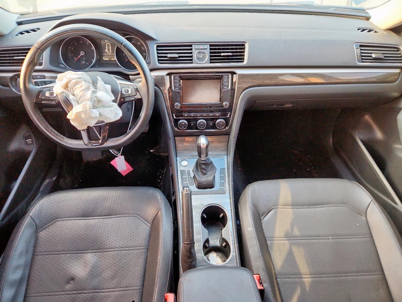 2017 VOLKSWAGEN PASSAT SE photo 8