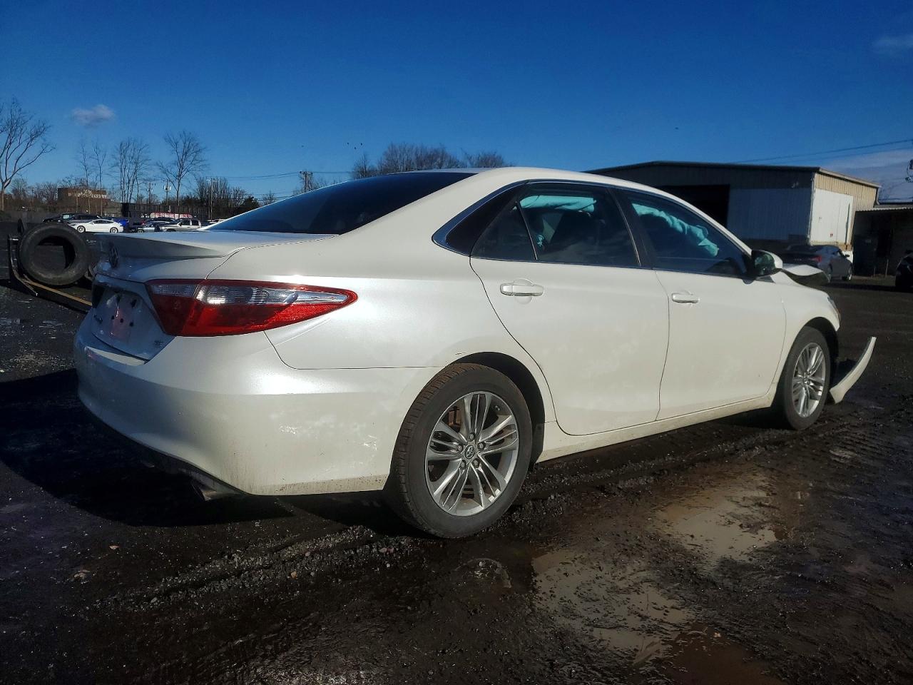 2016 TOYOTA CAMRY SE photo 3