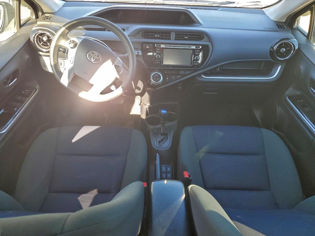 2015 TOYOTA PRIUS C photo 8