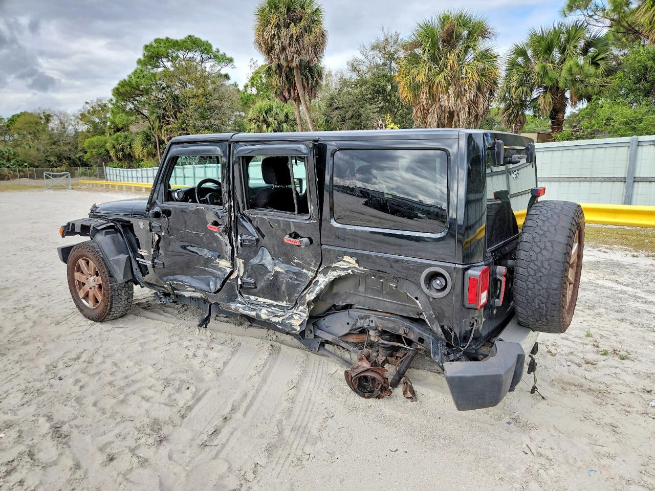 2013 JEEP WRANGLER UNLIMITED SAHARA photo 2