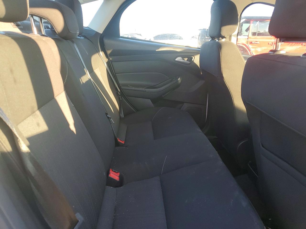 2018 FORD FOCUS SE photo 19