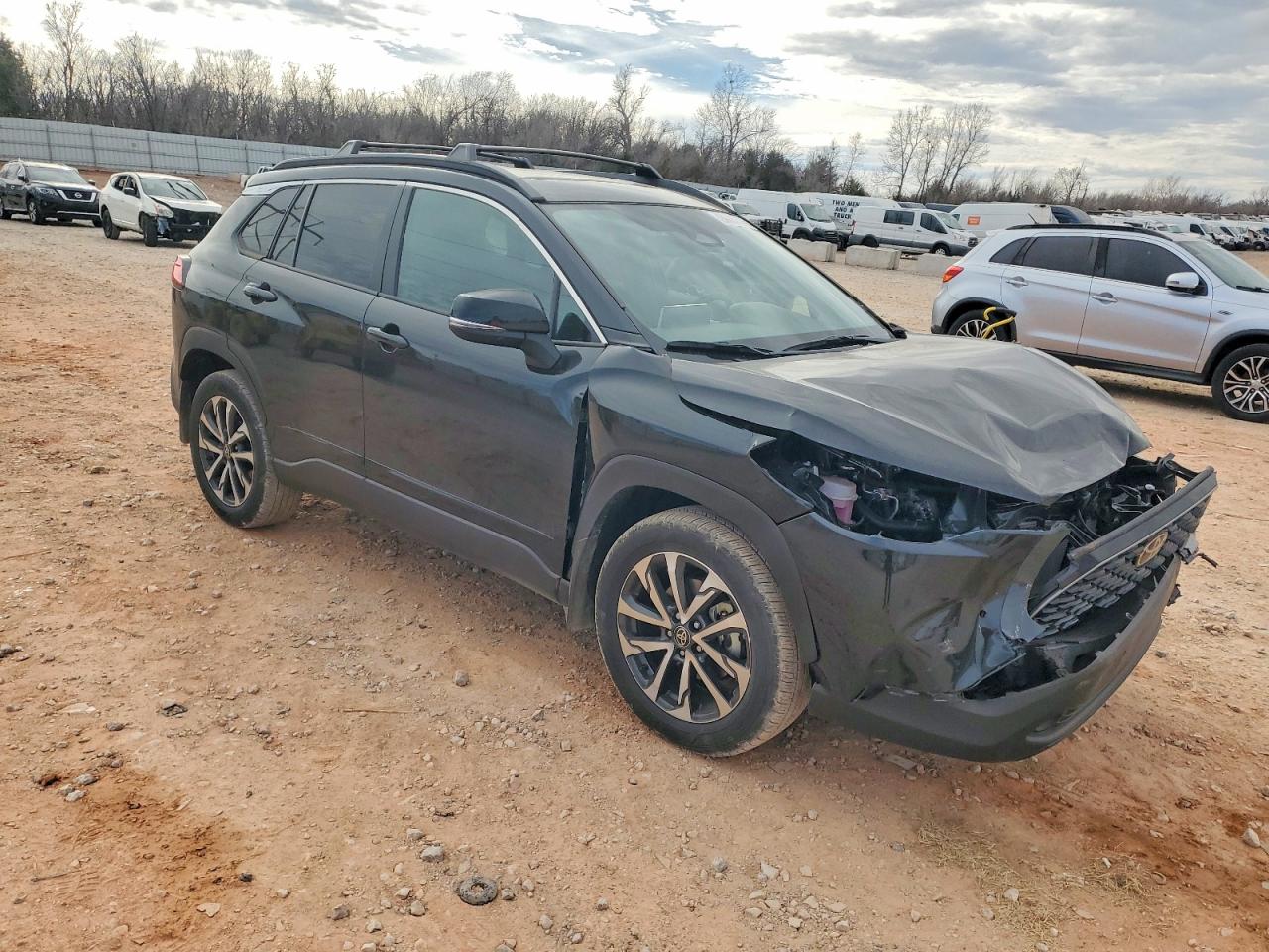 2025 TOYOTA COROLLA CROSS XLE photo 4