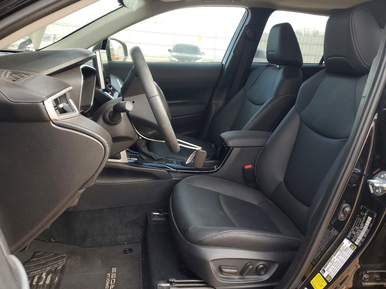 2025 TOYOTA COROLLA CROSS XLE photo 7