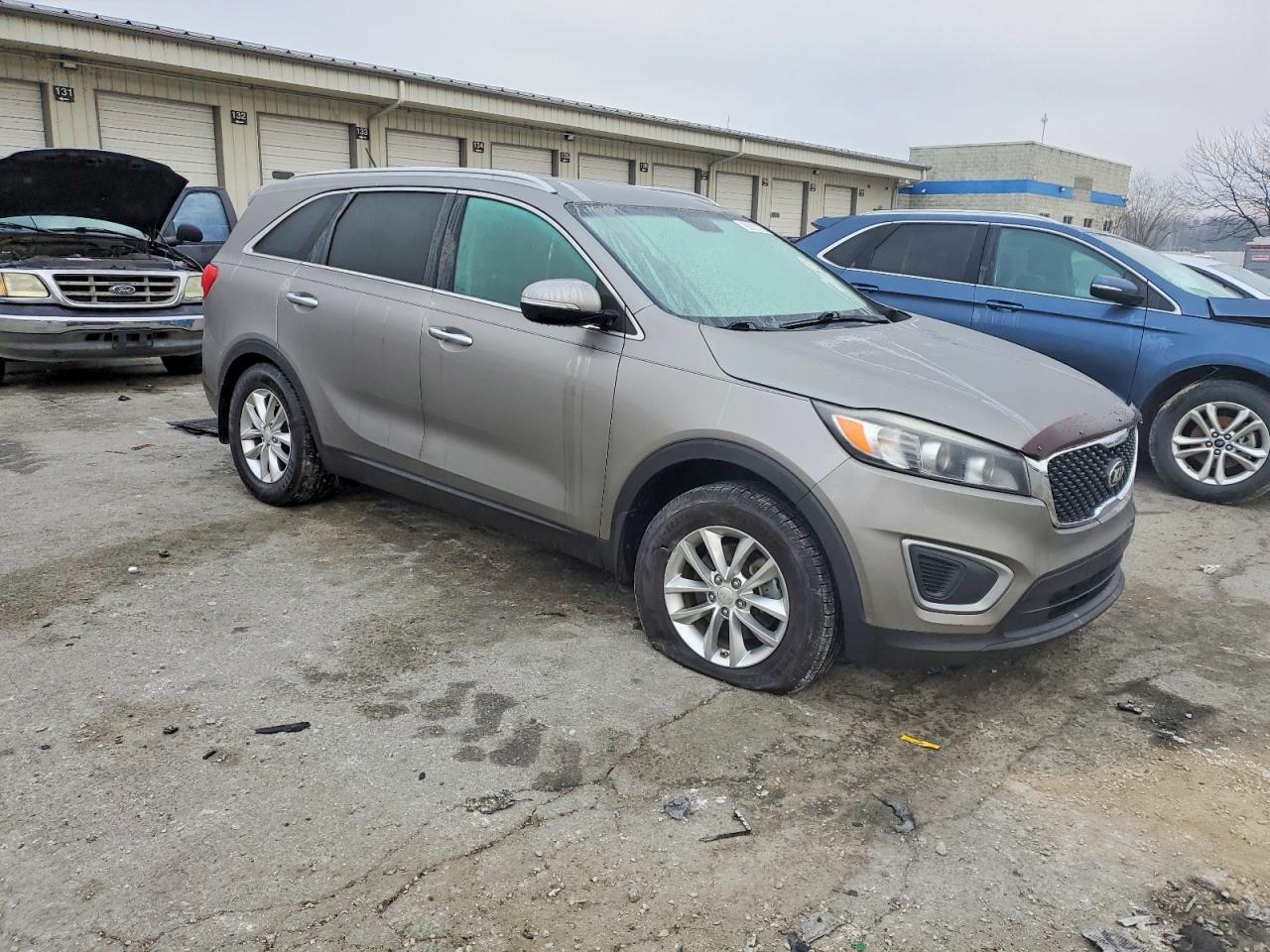 2017 KIA SORENTO LX photo 4