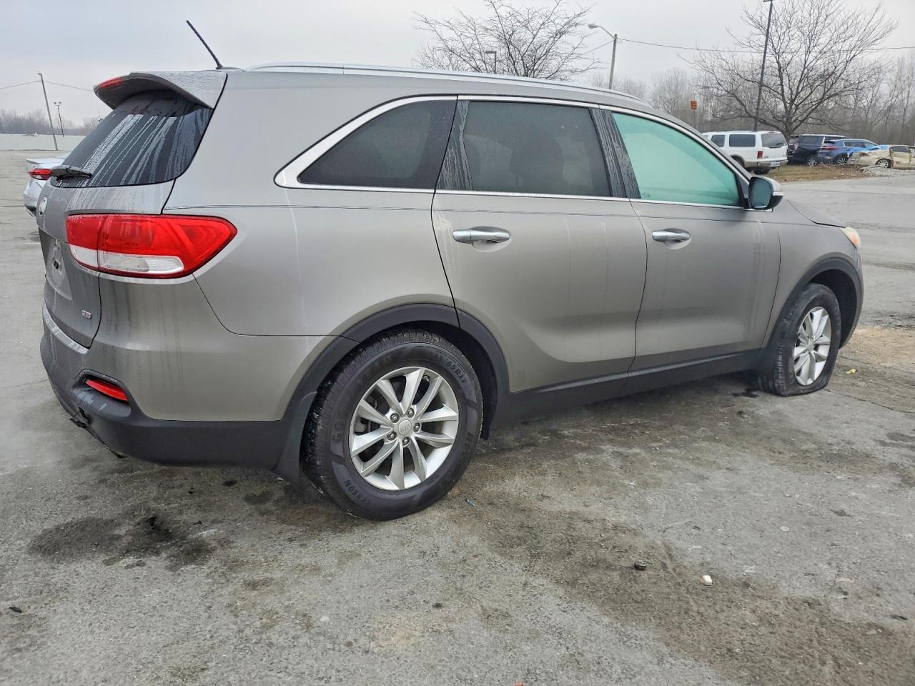 2017 KIA SORENTO LX photo 3