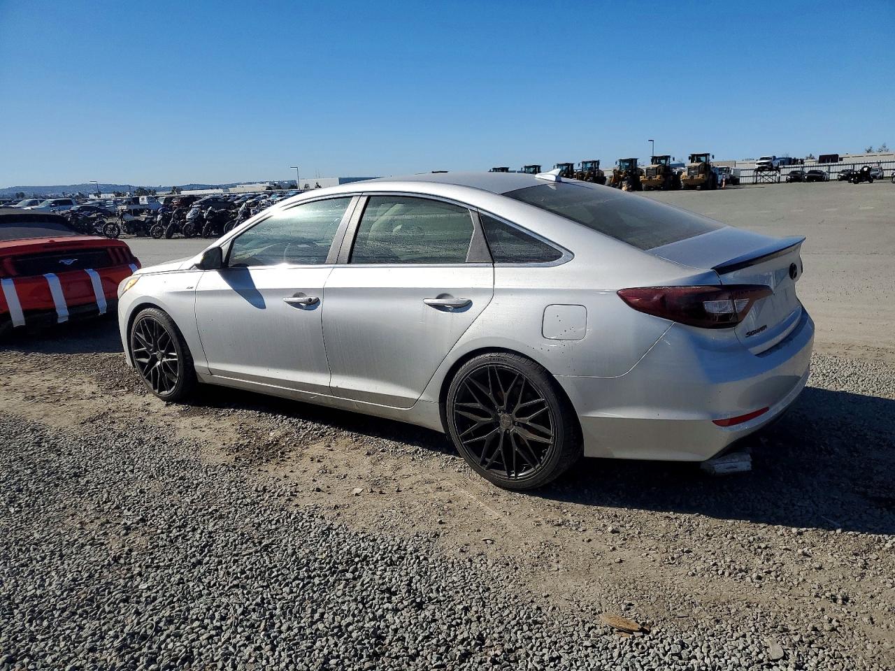 2015 HYUNDAI SONATA SE photo 2
