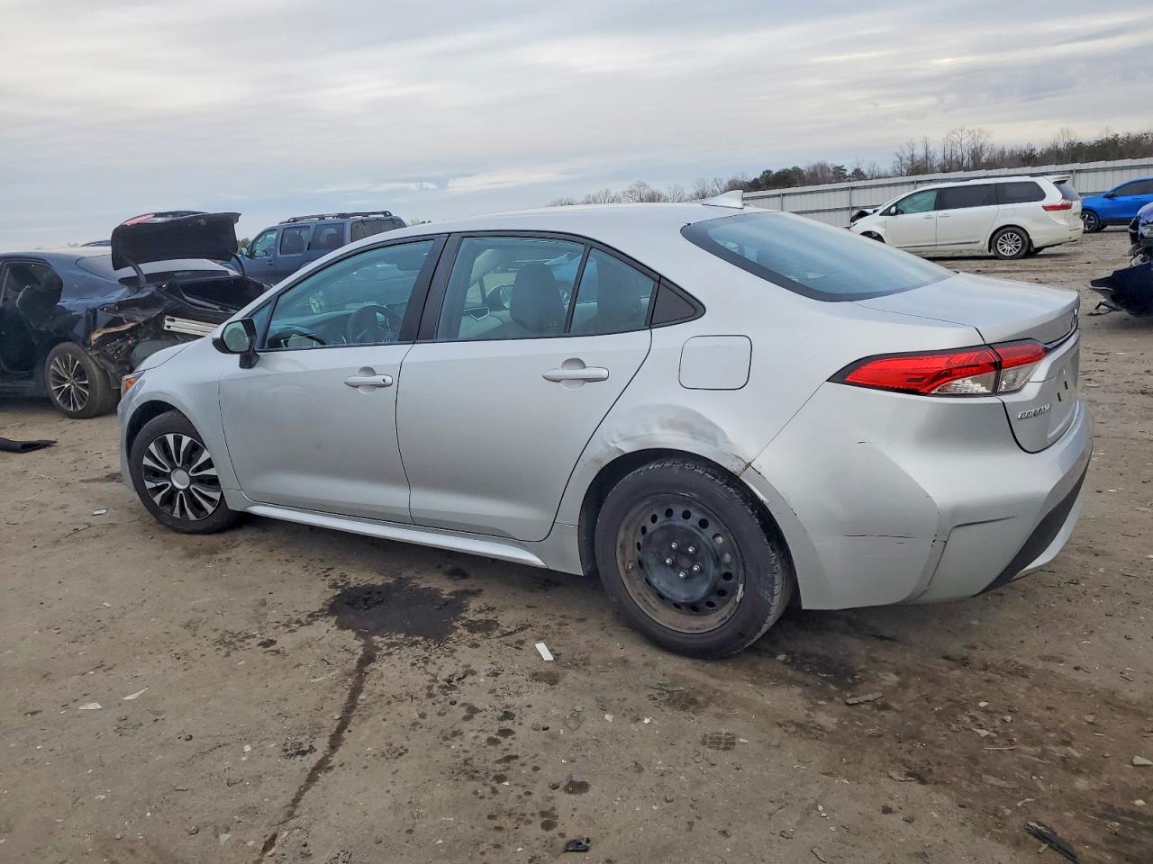 2021 TOYOTA COROLLA LE photo 3