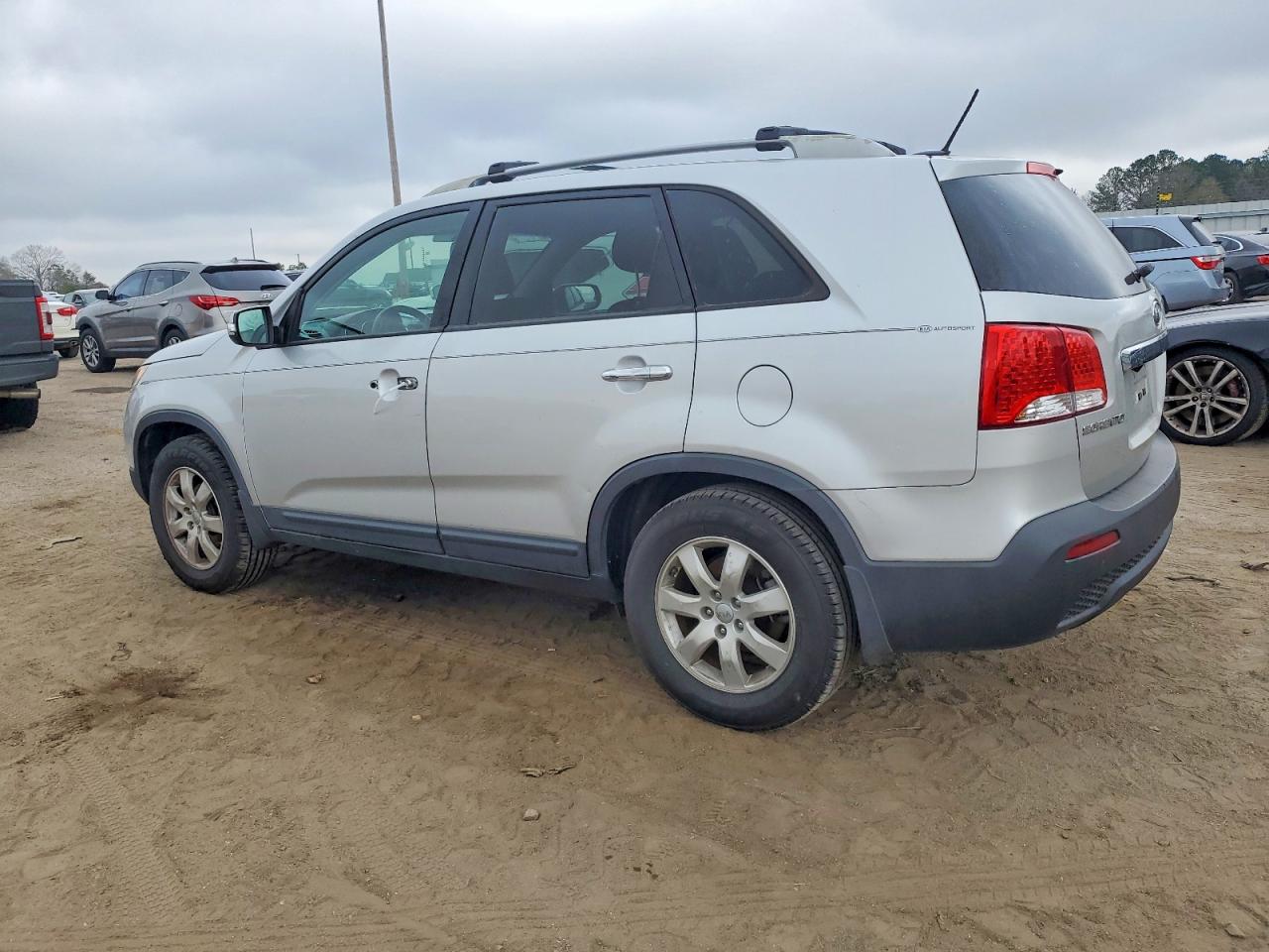 2012 KIA SORENTO BASE photo 2