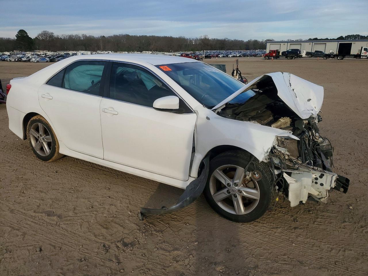 2012 TOYOTA CAMRY SE photo 4