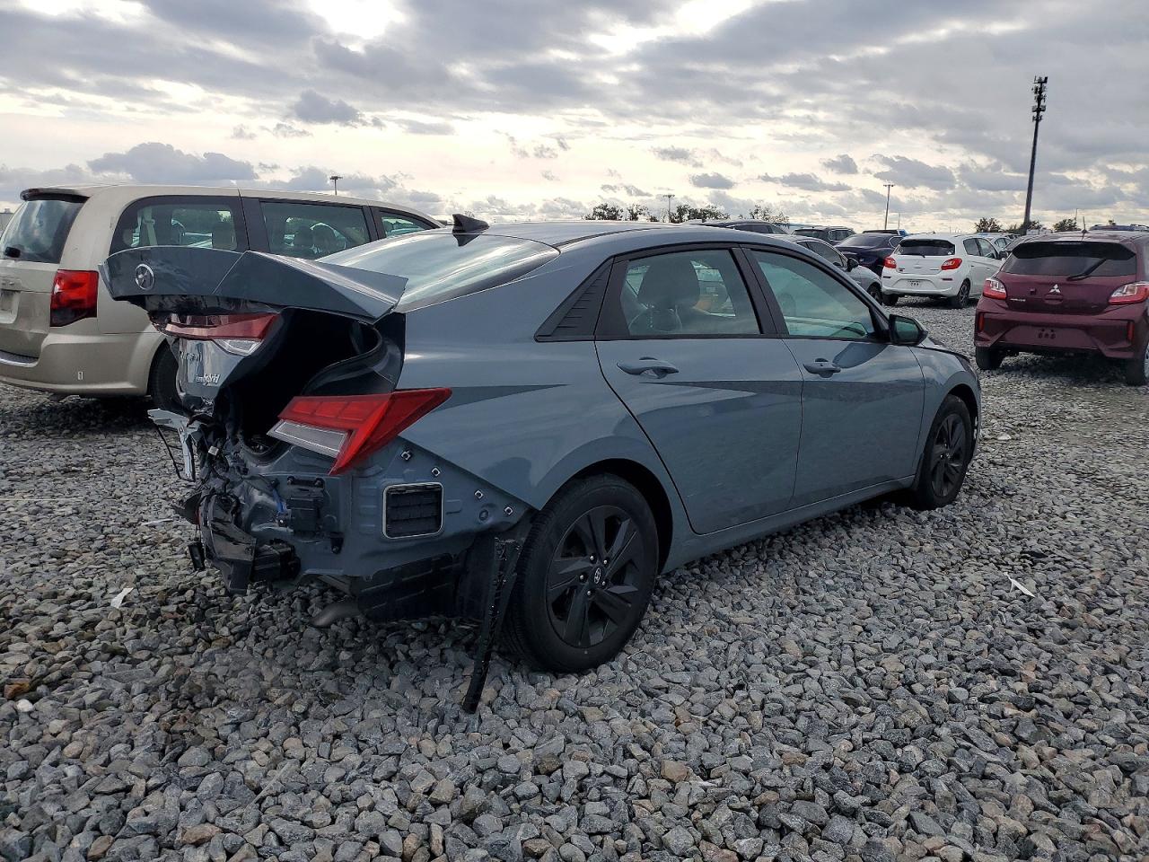 2023 HYUNDAI ELANTRA BLUE photo 3