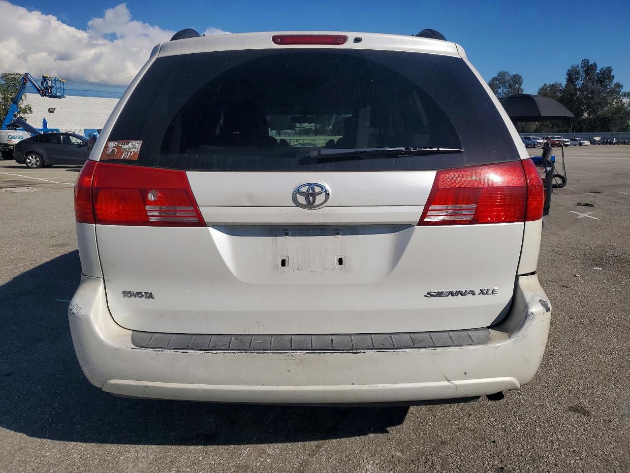 2004 TOYOTA SIENNA XLE photo 6