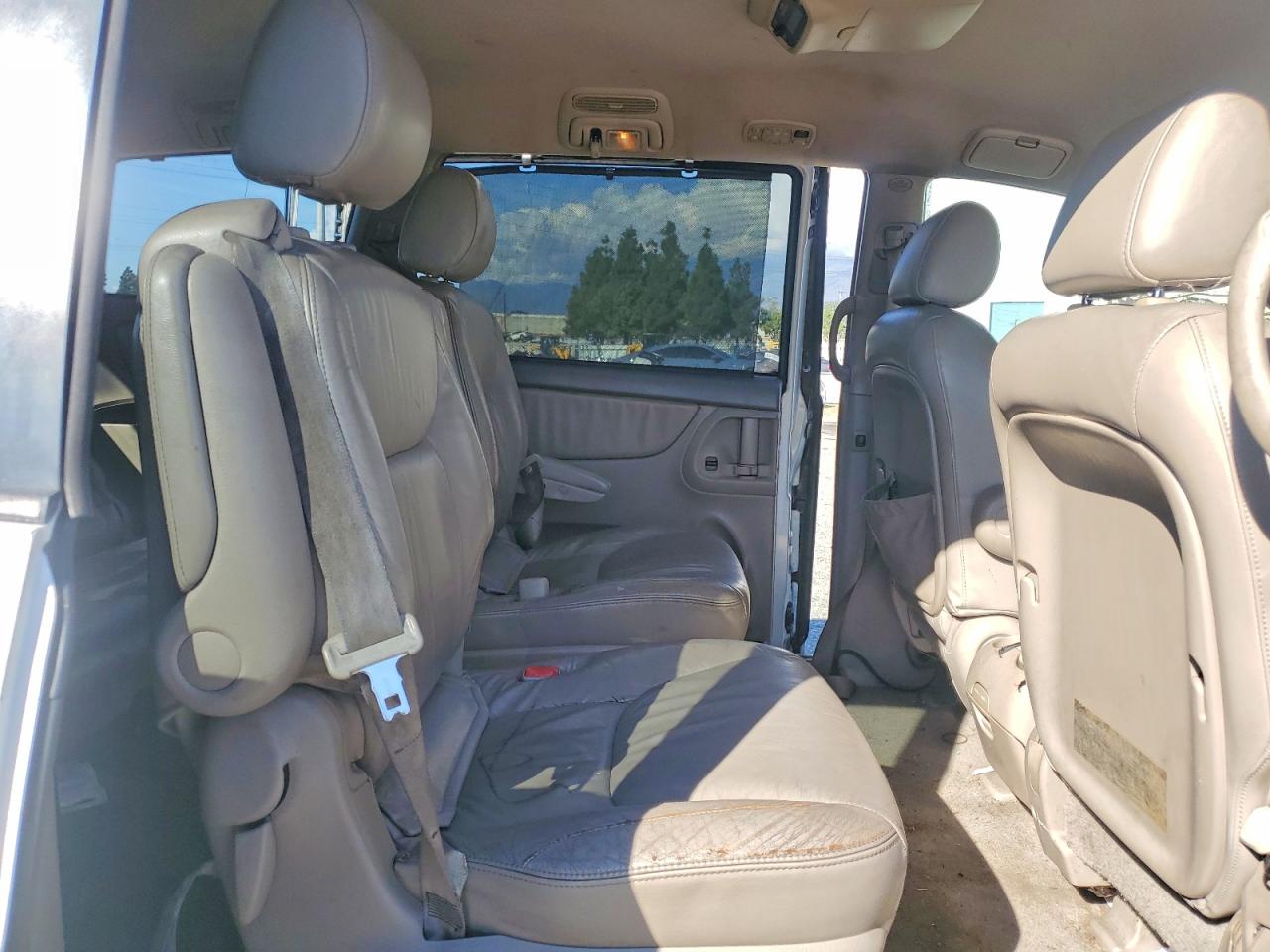 2004 TOYOTA SIENNA XLE photo 10
