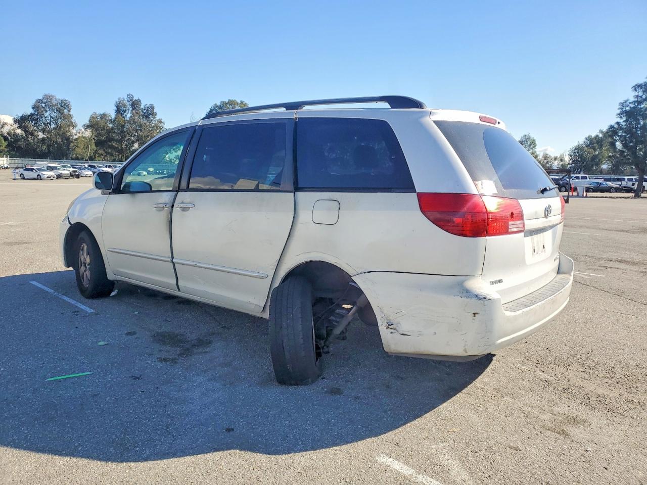 2004 TOYOTA SIENNA XLE photo 2