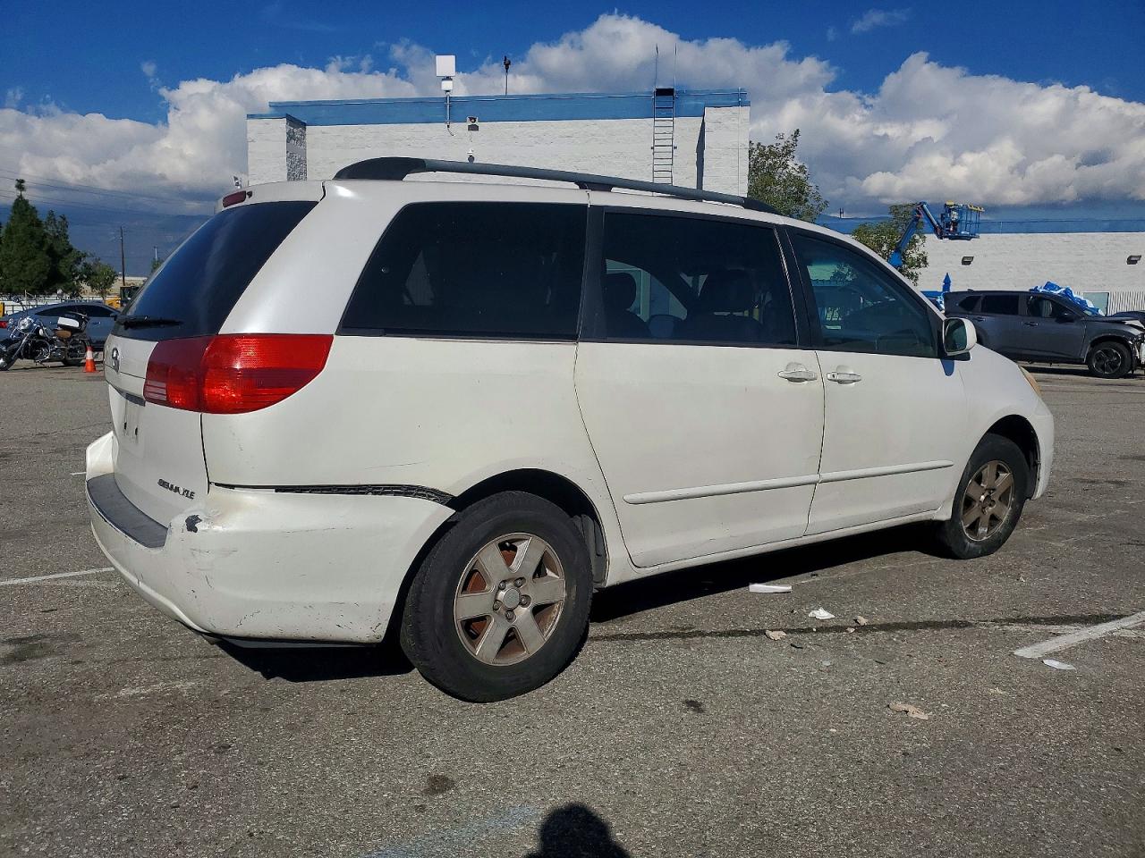 2004 TOYOTA SIENNA XLE photo 3