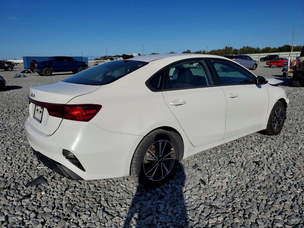 2023 KIA FORTE LX photo 3