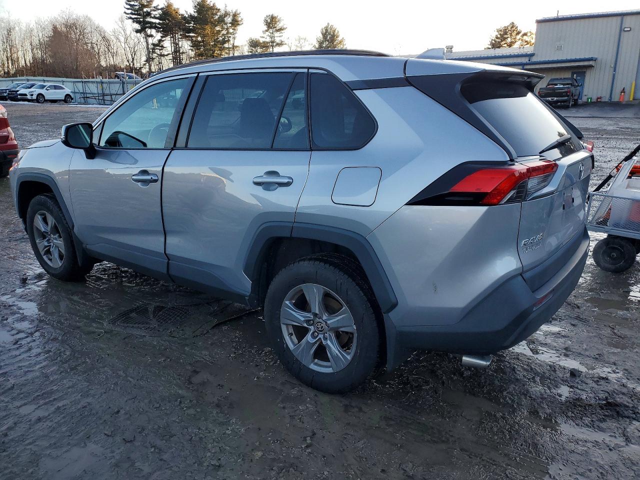 2022 TOYOTA RAV4 XLE photo 2