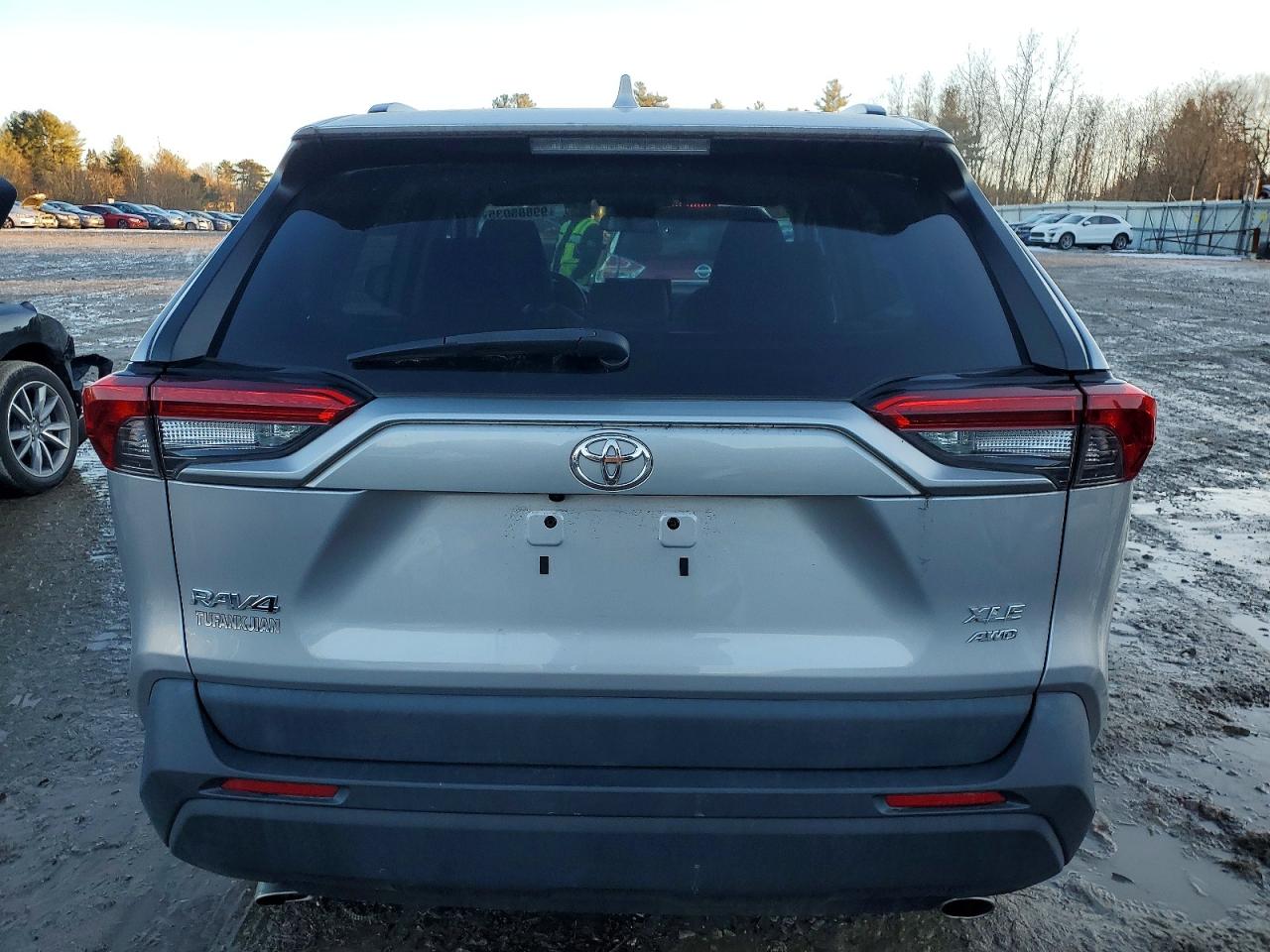 2022 TOYOTA RAV4 XLE photo 6