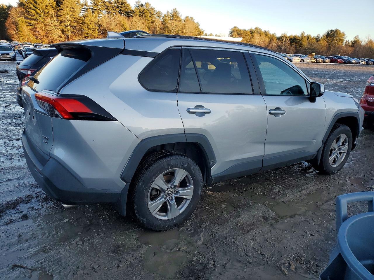 2022 TOYOTA RAV4 XLE photo 3