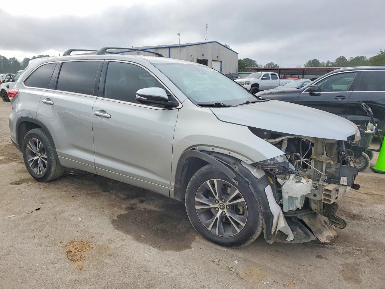 2018 TOYOTA HIGHLANDER LE photo 4
