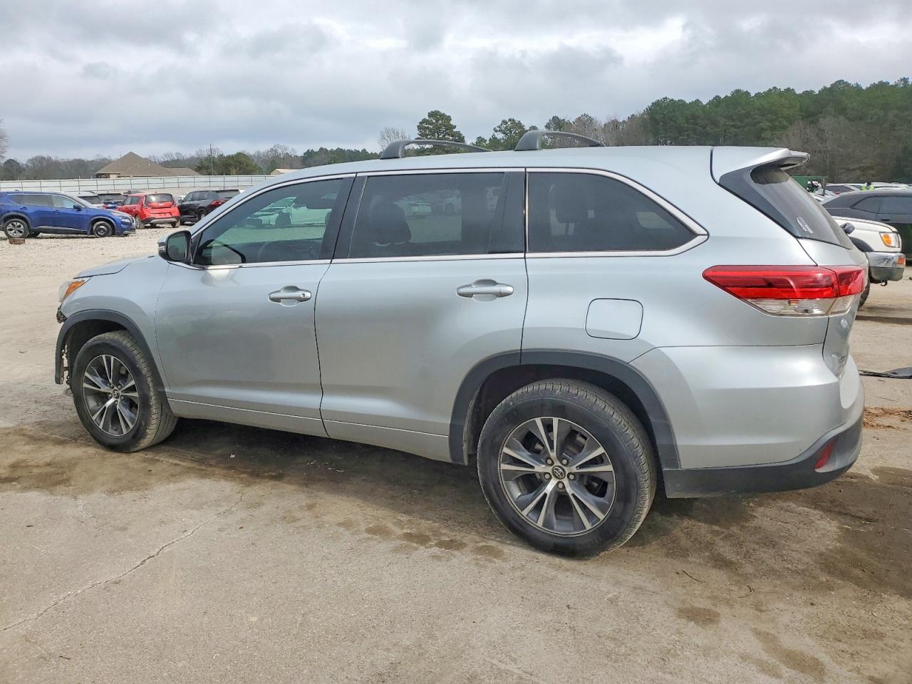 2018 TOYOTA HIGHLANDER LE photo 2