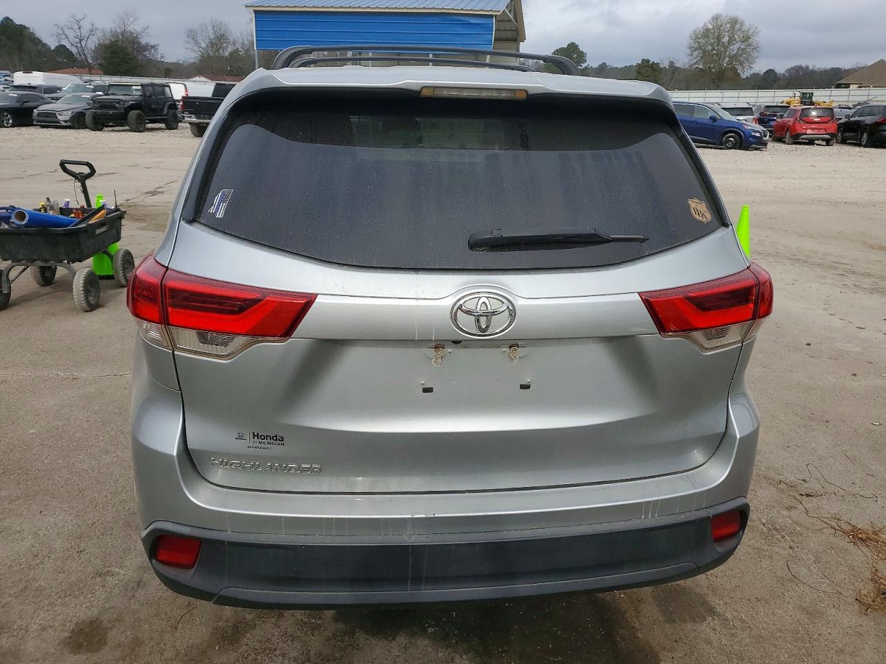 2018 TOYOTA HIGHLANDER LE photo 6