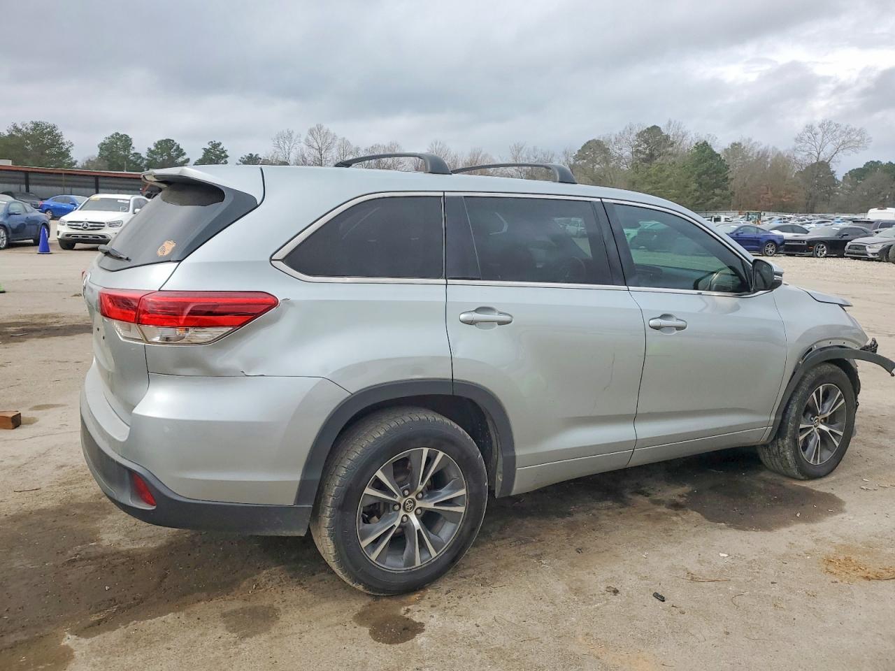 2018 TOYOTA HIGHLANDER LE photo 3