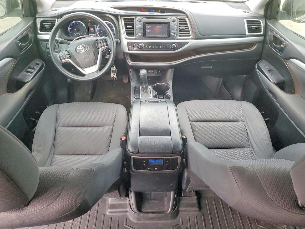 2018 TOYOTA HIGHLANDER LE photo 8
