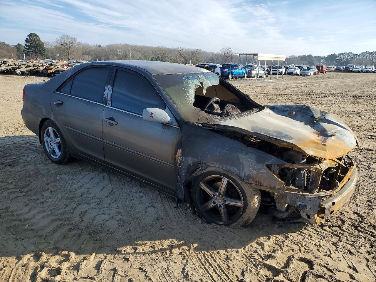 2004 TOYOTA CAMRY LE photo 4