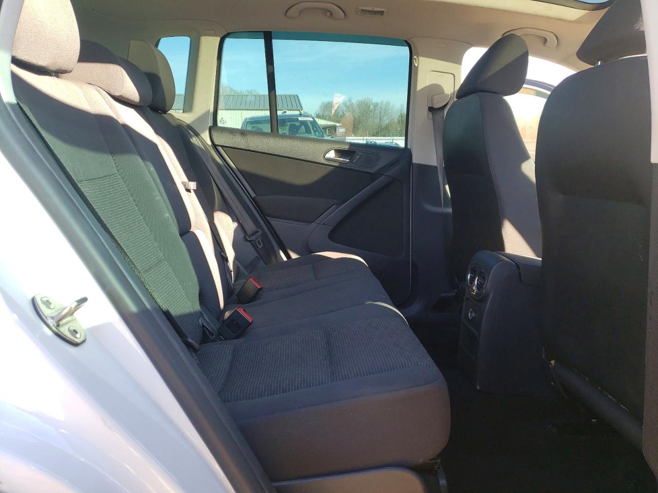 2012 VOLKSWAGEN TIGUAN S photo 11