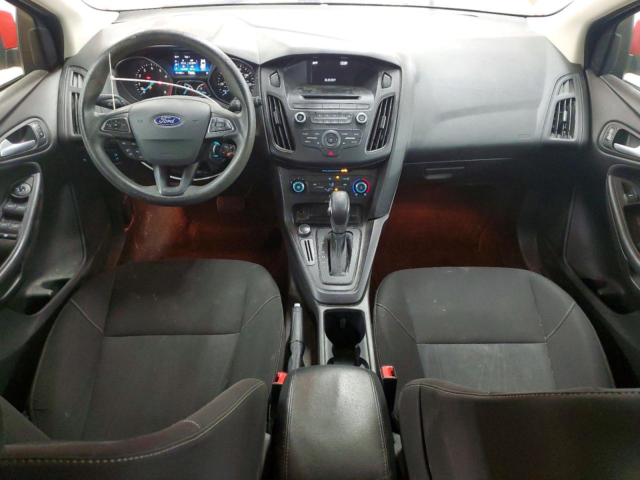 2017 FORD FOCUS SE photo 8