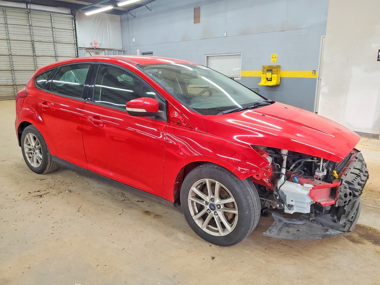 2017 FORD FOCUS SE photo 4