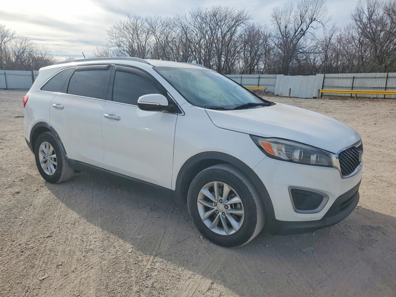 2016 KIA SORENTO LX photo 4